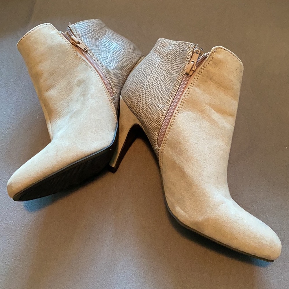 3 for $20 π EXPRESS Size 9 Gray Booties - Picture 2 of 5